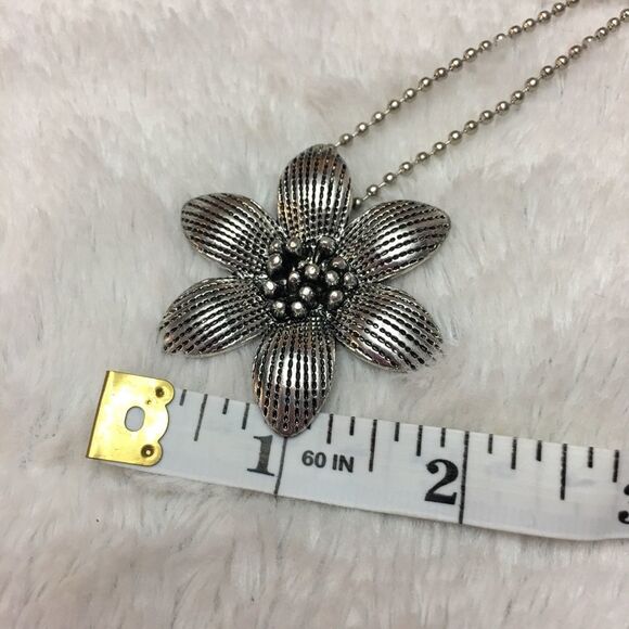 (P2) Flower Necklace - Picture 4 of 6